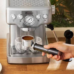 Karaca Coffee Art 1353 Espressomachine – 20 Bar – 1350W – 1.8L Watertank – Melkopschuimer – Manometer – Zwart