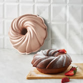 Karaca Pare - Gietijzeren Bakvorm – 24 cm - 400°C Hittebestendig – Metallic Poederroze