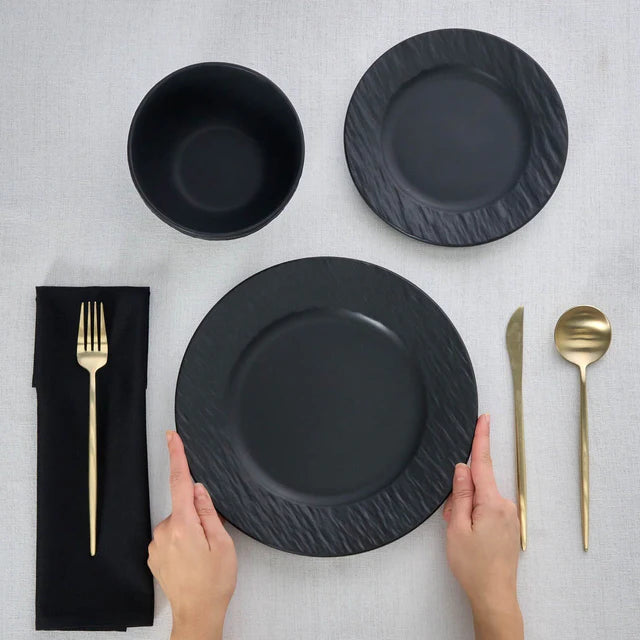 Karaca Solem Embossed. 18-delig servies van steengoed. zwart. elegant servies met borden en kommen. ideaal voor 6 personen