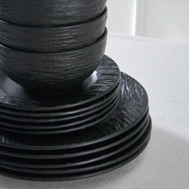 Karaca Solem Embossed. 18-delig servies van steengoed. zwart. elegant servies met borden en kommen. ideaal voor 6 personen