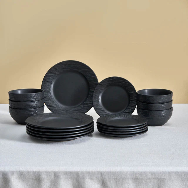 Karaca Solem Embossed. 18-delig servies van steengoed. zwart. elegant servies met borden en kommen. ideaal voor 6 personen