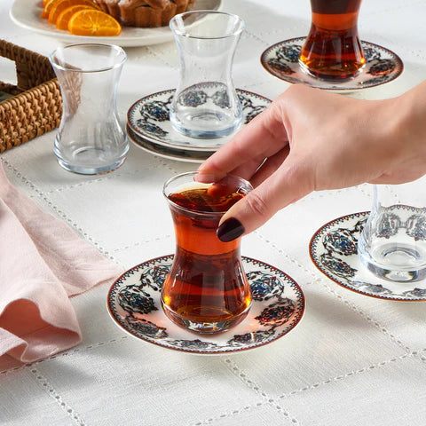 Karaca Nakkas - 12-delige Turkse Theeset voor 6 Personen – 130 ml – New Bone – Rood – Luxe Theeglazen met Schotels