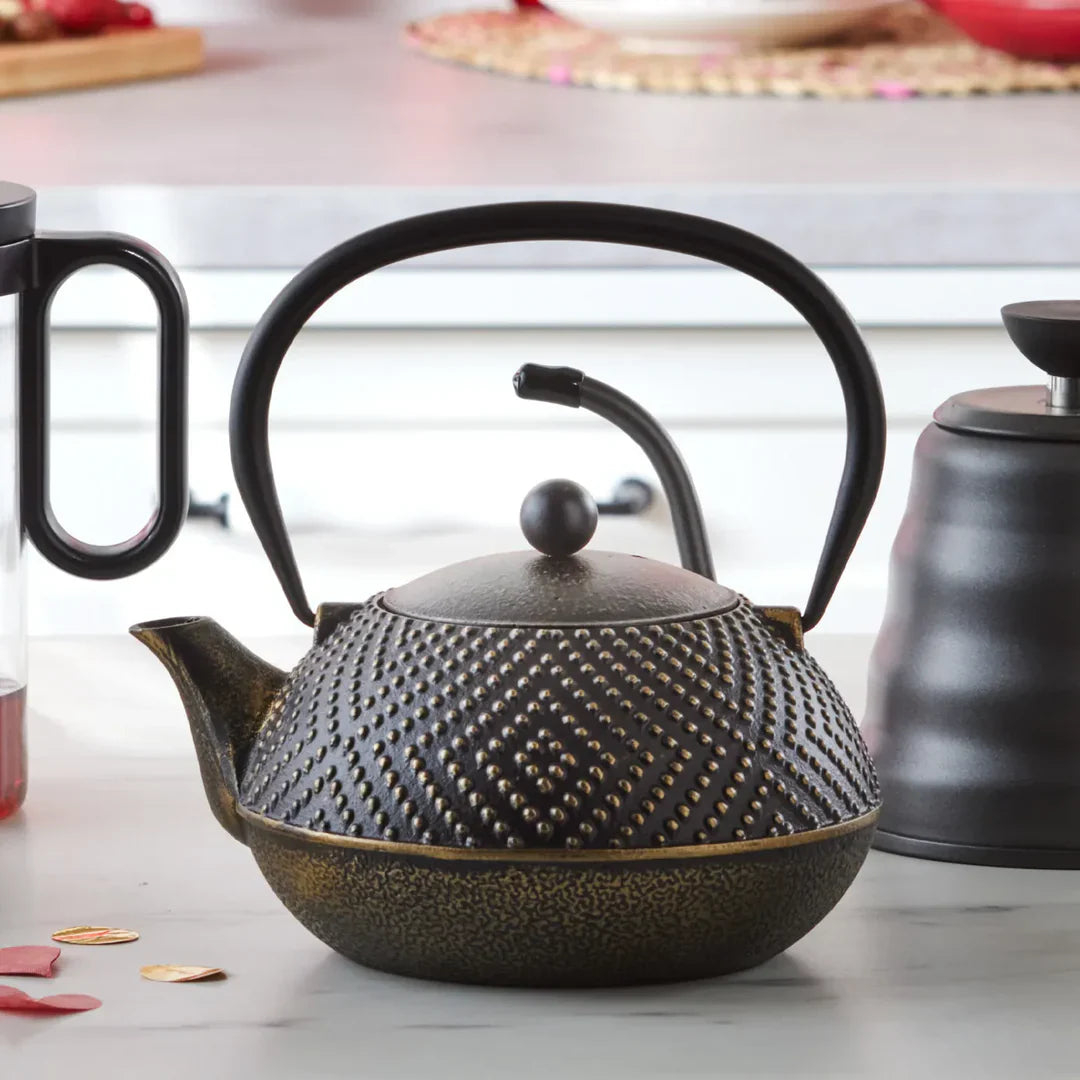 Karaca Dark Gold - Gietijzeren Theepot - 900 ml - Inductie Geschikt - Zwart/Goud - Cast Iron Theepot