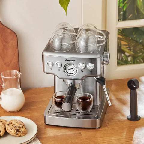 Karaca Coffee Art 1353 Espressomachine – 20 Bar – 1350W – 1.8L Watertank – Melkopschuimer – Manometer – Zwart