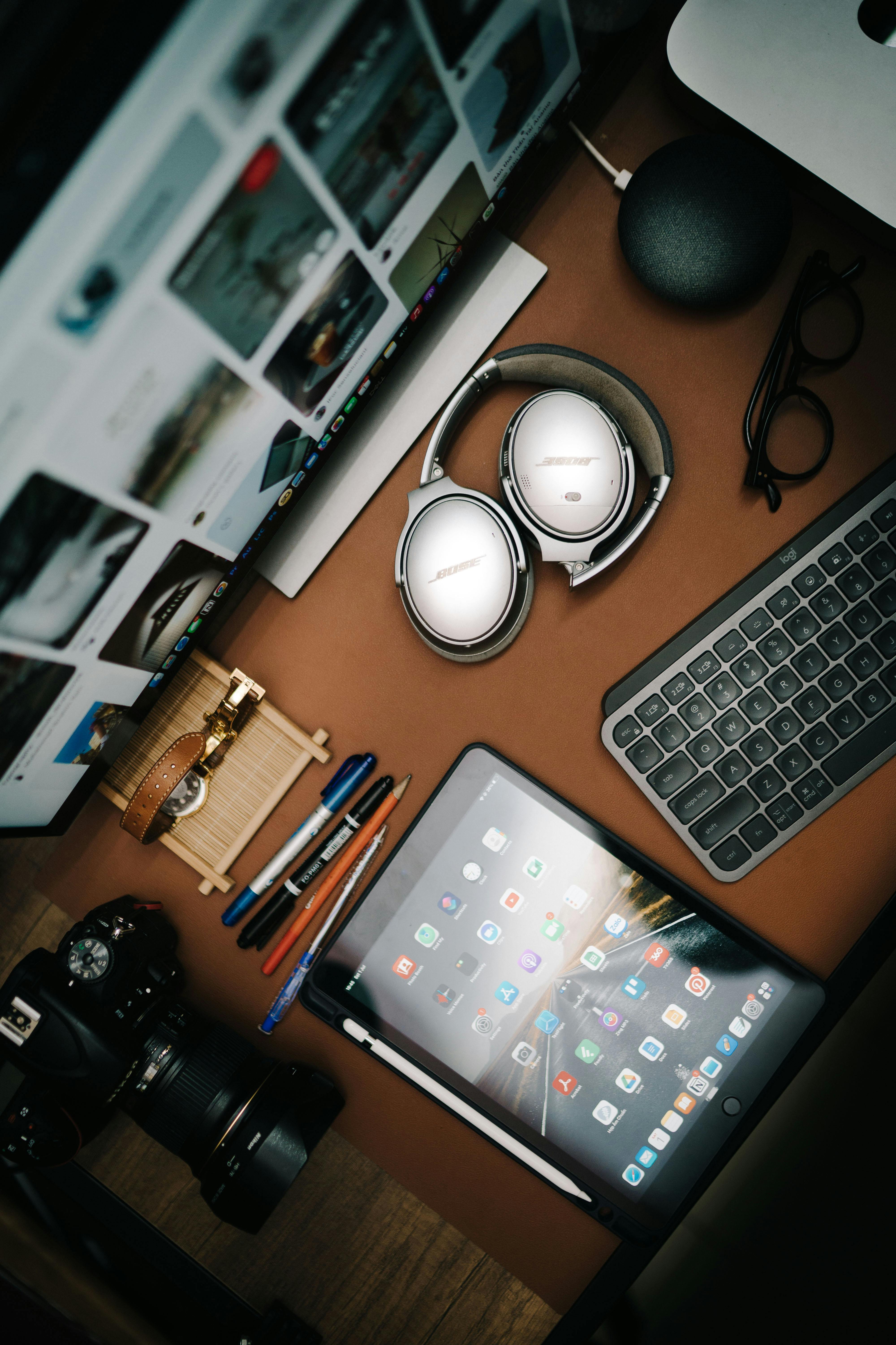 desk-headphones-banner