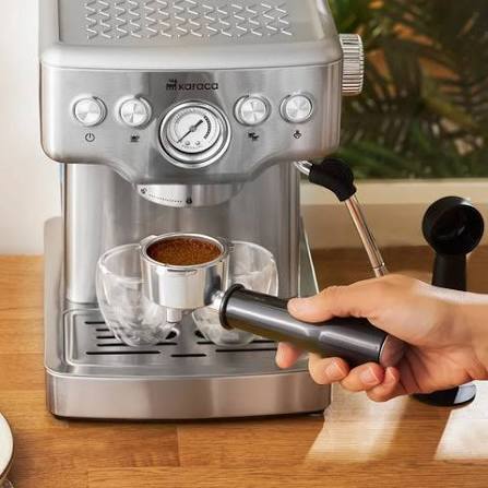 Karaca Coffee Art 1353 Espressomachine – 20 Bar – 1350W – 1.8L Watertank – Melkopschuimer – Manometer – Zwart