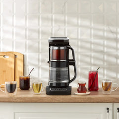 Karaca Çaysever Robotea Pro - 4 in 1 Sprekend Automatisch Theezetapparaat met Glas, Waterverwarmer en Filter Koffiezetapparaat 2500W Zwart Chroom - Engelse Versie