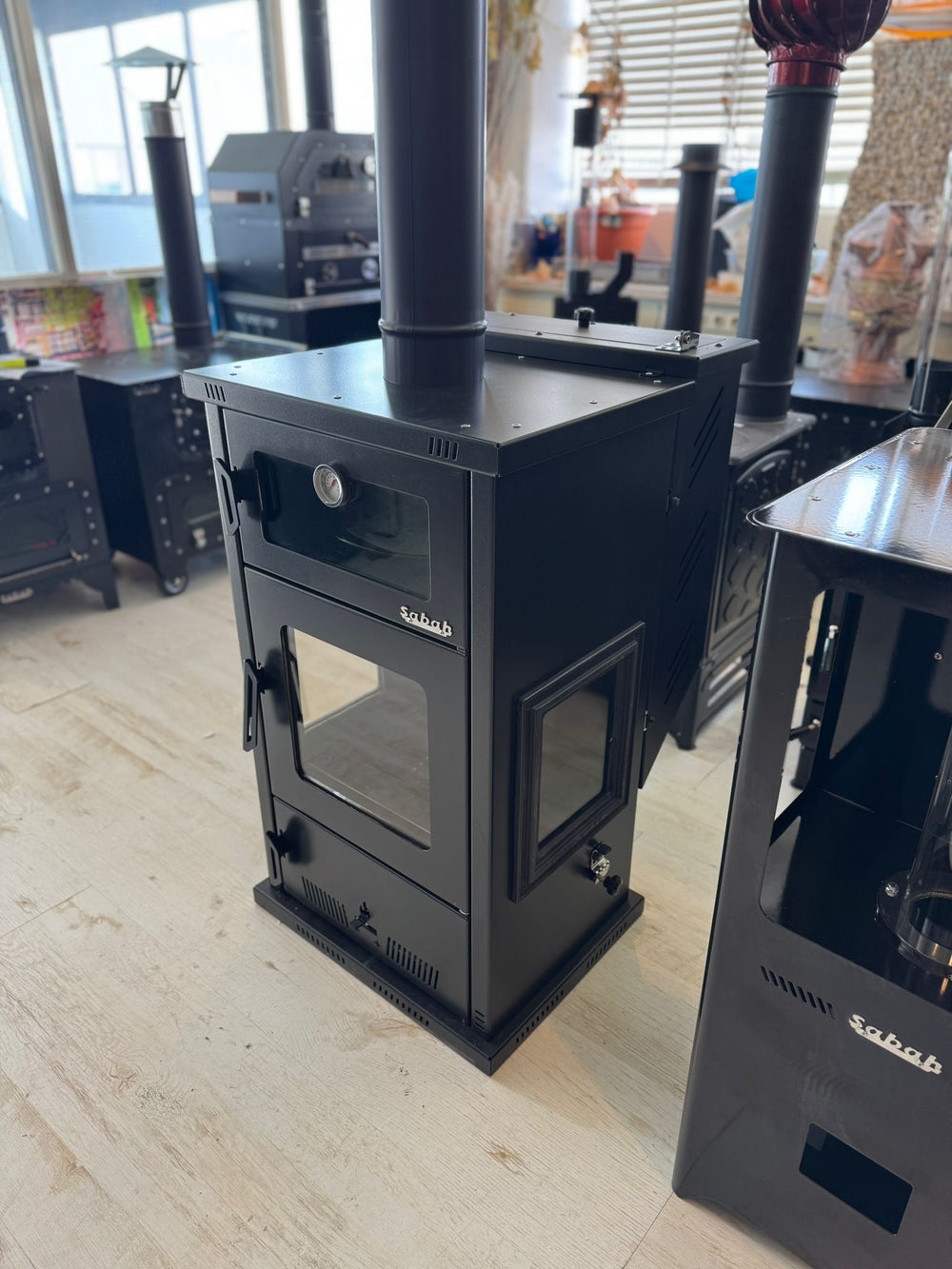 PLT02 Sabah Pelletkachel met Oven – Efficiënte Verwarming & Bakfunctionaliteit, 13 kg Capaciteit, 75-80 m², Mat Zwart - Inclusief: schraper, haak en Bakplaat