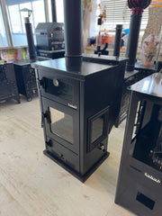 PLT02 Sabah Pelletkachel met Oven – Efficiënte Verwarming & Bakfunctionaliteit, 13 kg Capaciteit, 75-80 m², Mat Zwart - Inclusief: schraper, haak en Bakplaat