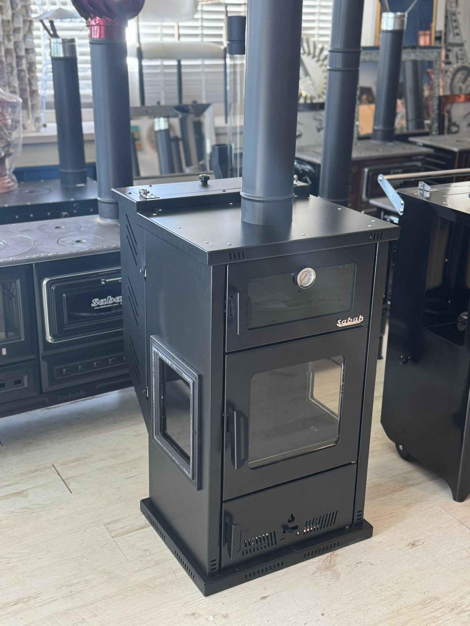 PLT02 Sabah Pelletkachel met Oven – Efficiënte Verwarming & Bakfunctionaliteit, 13 kg Capaciteit, 75-80 m², Mat Zwart - Inclusief: schraper, haak en Bakplaat