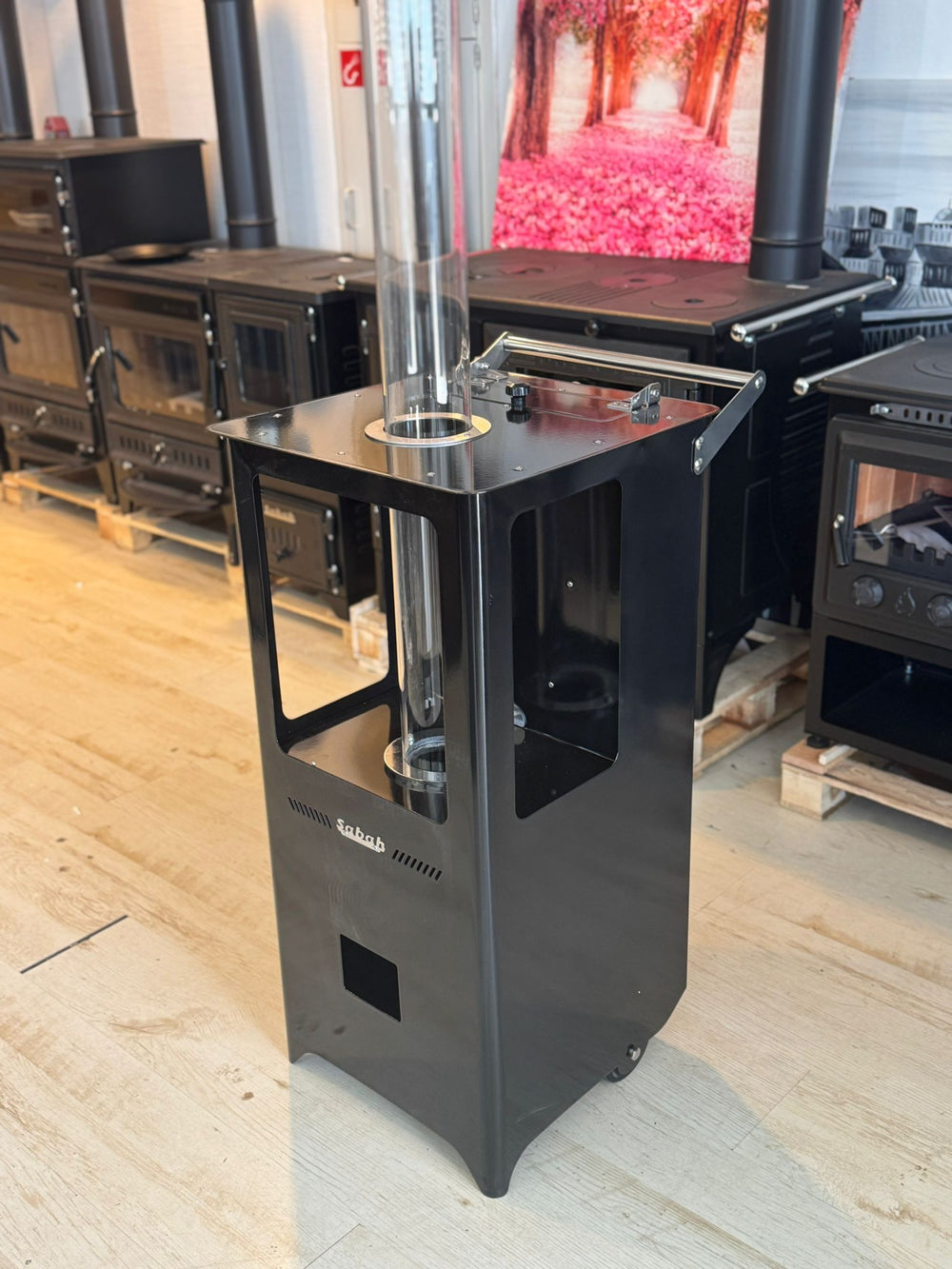 PLT01 Pelletkachel met Glazen Pijp – Draagbare en Stijlvolle Buitenverwarming met 7 kg Capaciteit- Modern Ontwerp - Inclusief Schraper, Haak en Bakplaat