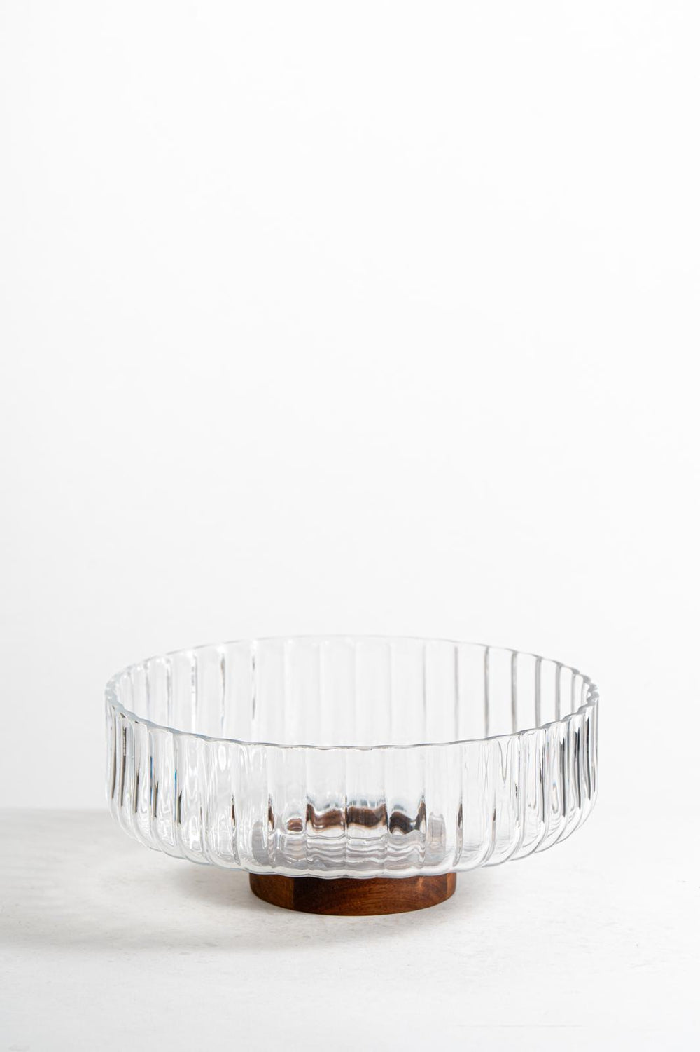 Acacia - Ronde Glazen Schaal met Acaciahouten Poot – Ø26 cm – H11 cm – Stijlvolle Fruitschaal of Decoratieve Kom